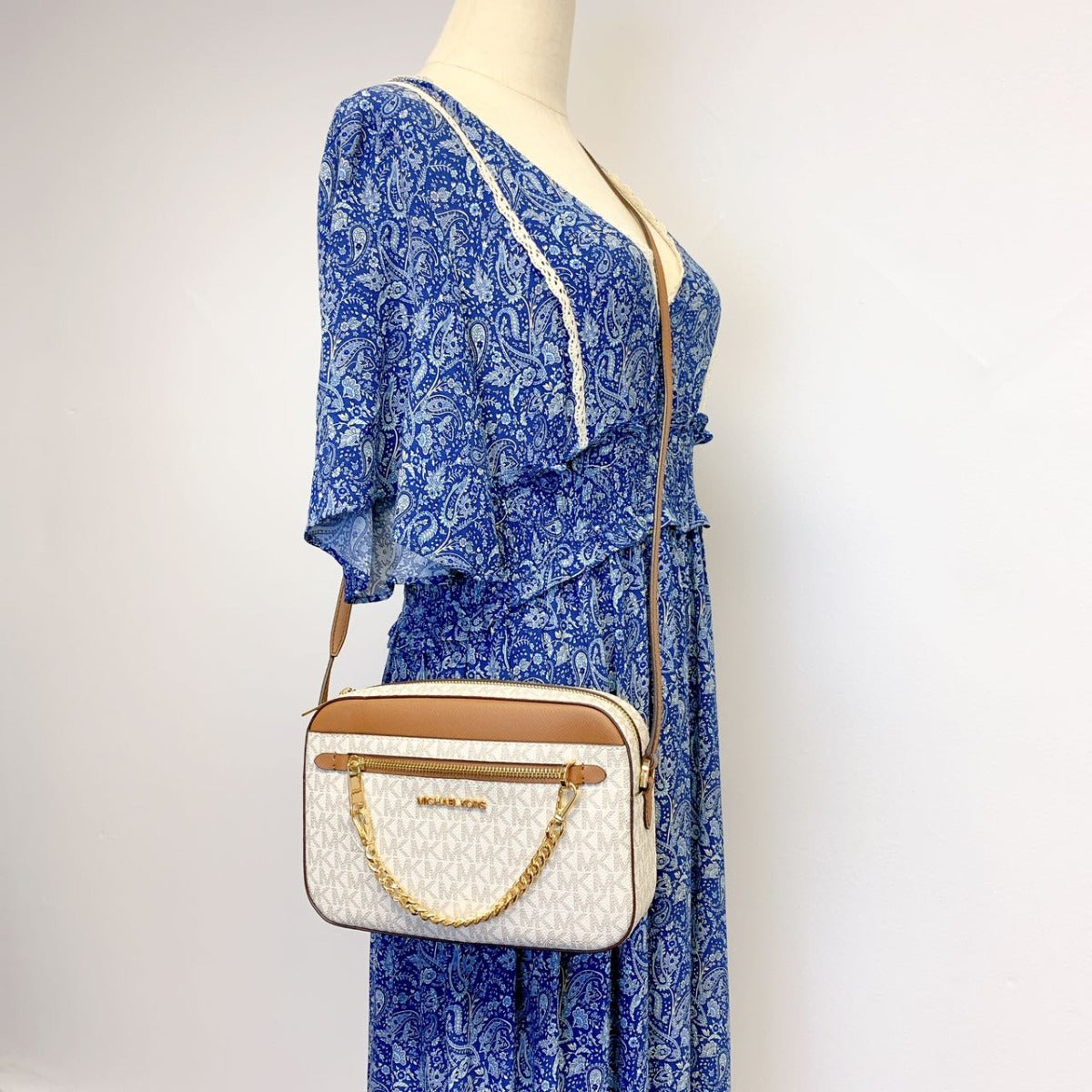 MICHAEL KORS 35S1GTTC9B Jet Set Large Logo Crossbody Bag In Vanilla MICHAEL KORS 35S1GTTC9B Jet Set Large Logo Crossbody Bag In Vanilla
